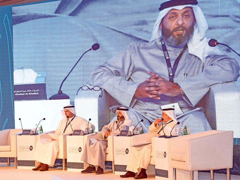 الخالد متحدثاً في الجلسة الثانية