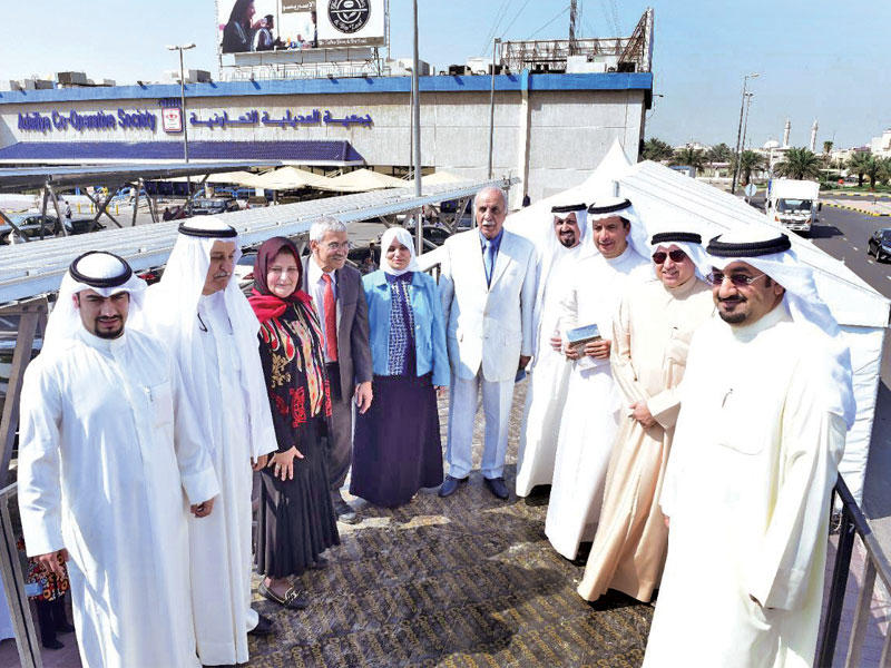 جانب من المشاركين في إطلاق مشروع الطاقة الشمسية في جمعية العديلية