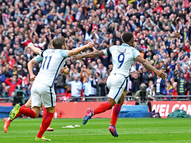 ديفو يحتفل بهدفه