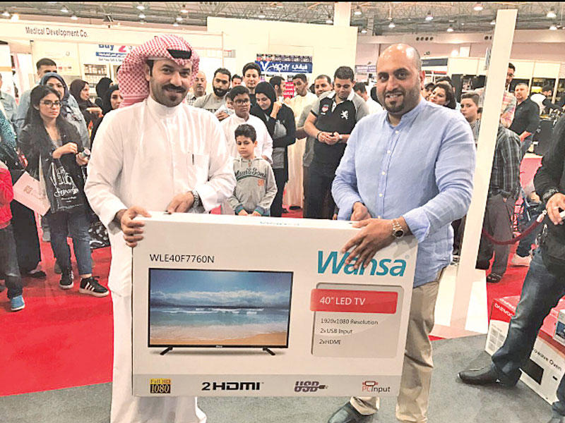 ثامر خاجة يسلم إلى أحد الفائزين جائزته 