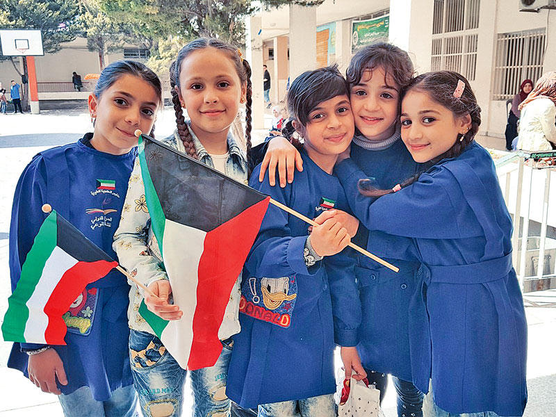 عدد من الفتيات اللواتي يتلقين تعليمهن في مدارس الكويت الخيرية بلبنان
