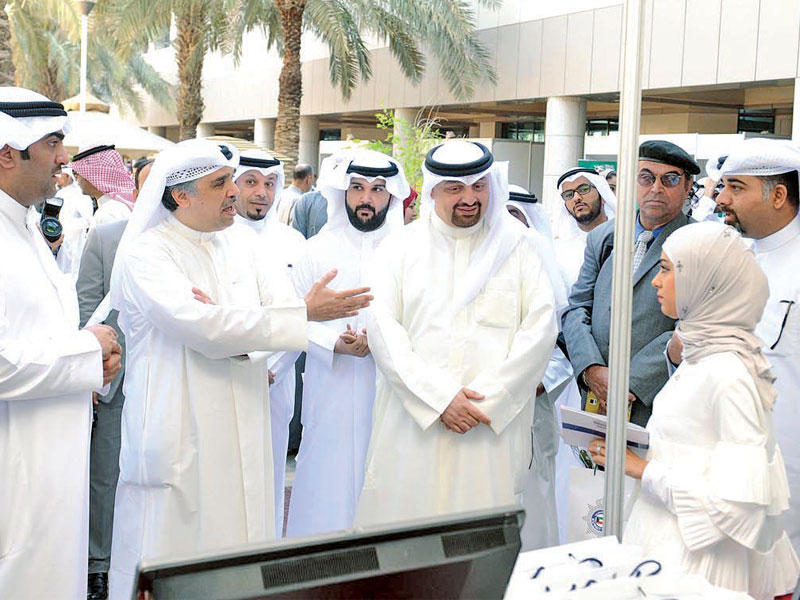 الروضان خلال جولته في المعرض