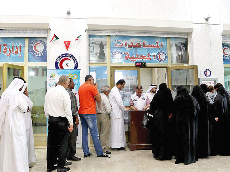 جانب من توزيع كوبونات مصرف «العشيات»