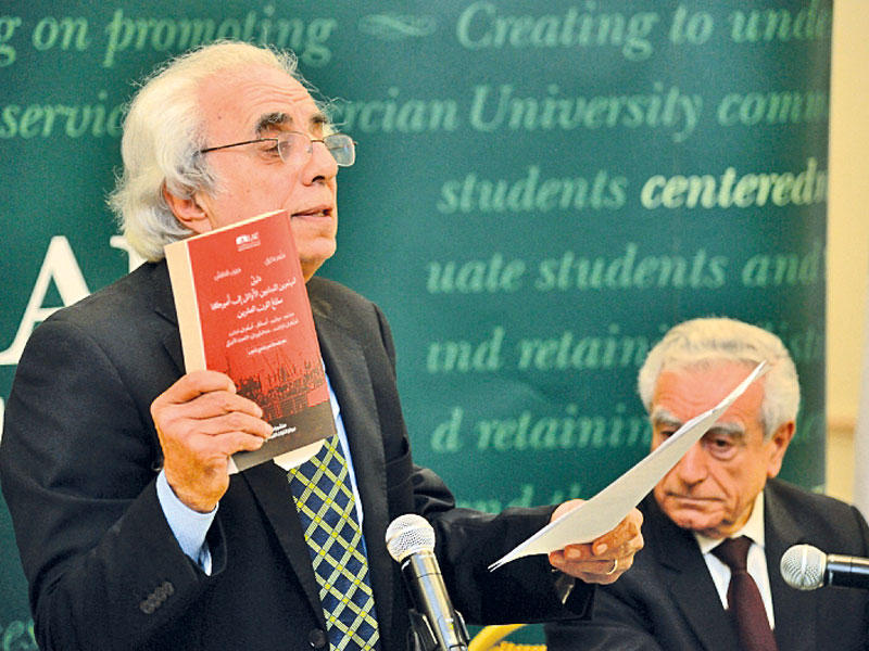 الشاعر هنري زغيب مقدماً الكتاب