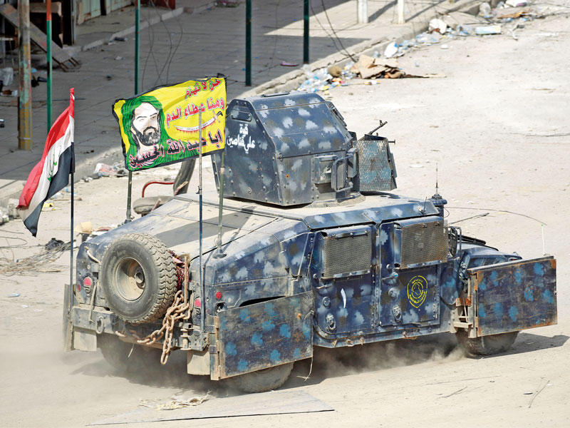 آلية تابعة للشرطة الاتحادية في الموصل أمس (رويترز)