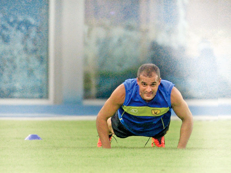 بدر المطوع خلال التدريب مع الفريق امس