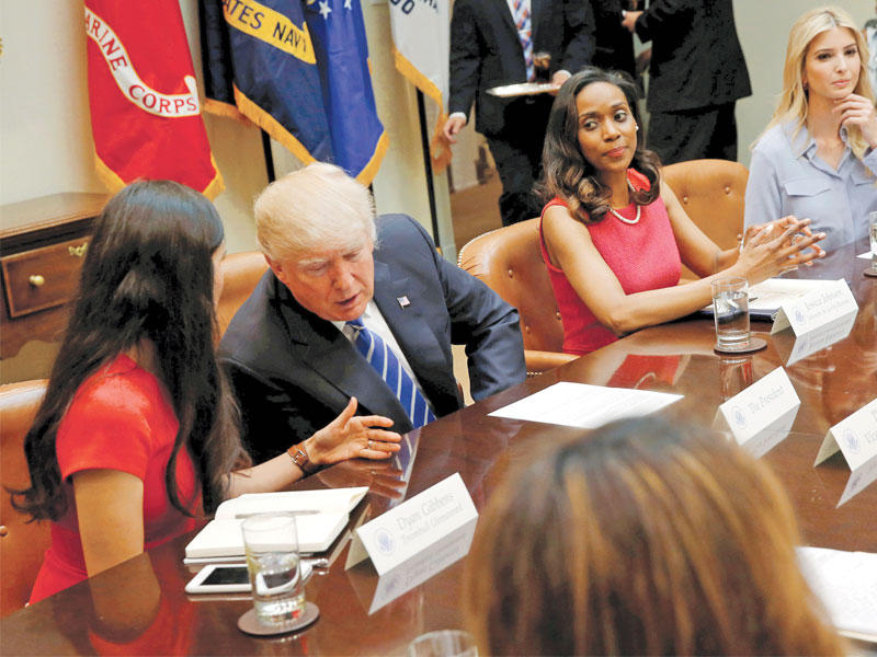 ترامب وإيفانكا خلال اجتماع حول المؤسسات الصغيرة أمس (رويترز)