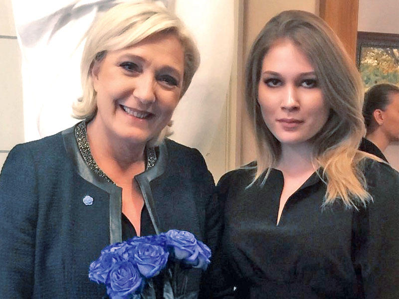 كاتاسونوفا تهدي إلى لوبن وروداً زرقاء في موسكو يوم الجمعة الماضي  