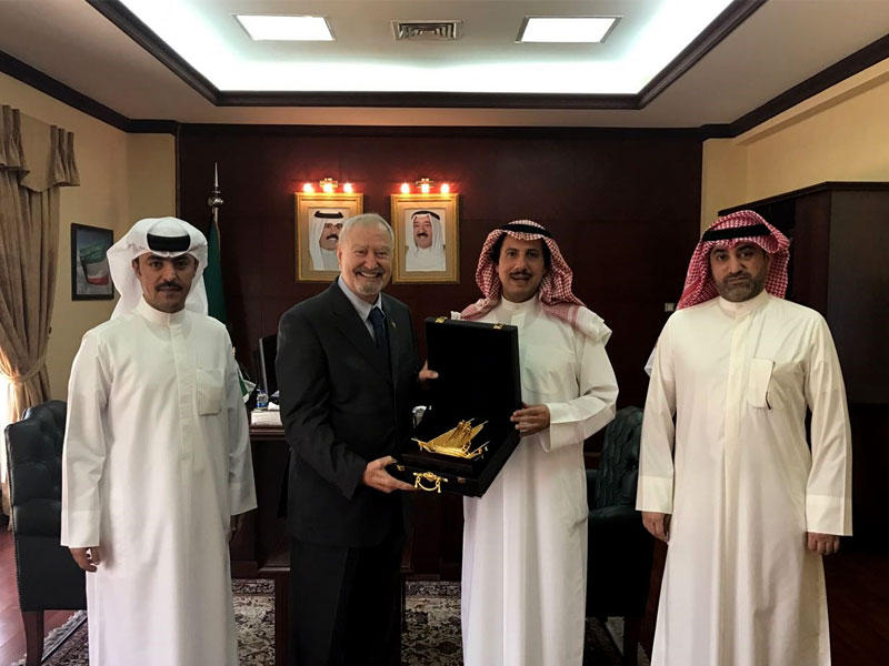 عضو مجلس الشيوخ الامريكي السابق سام زاخم اثناء لقائه عميد السلك الدبلوماسي السفير الكويتي لدى مملكة البحرين الشيخ عزام الصباح