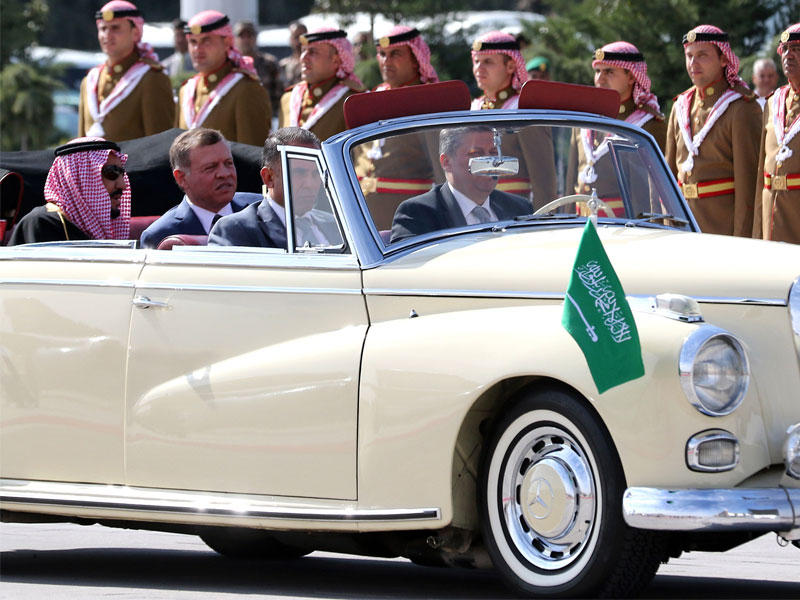 عبدالله الثاني مستقبلاً الملك سلمان في مطار عمان الدولي أمس (أ ف ب)