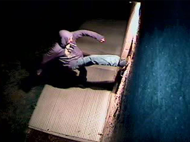 كاميرة المراقبة رصدت المهاجم أثناء تكسيره لباب ونوافذ المسجد