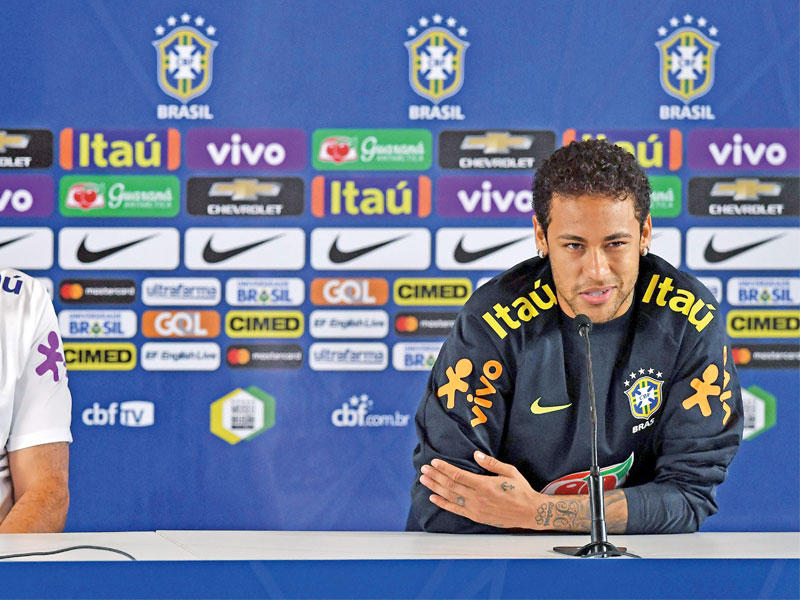 نيمار إلى جانب المدرب تيتي