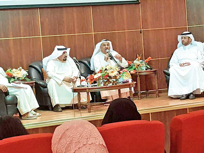 الشريفي متحدثا في ندوة رابطة تدريس التطبيقي