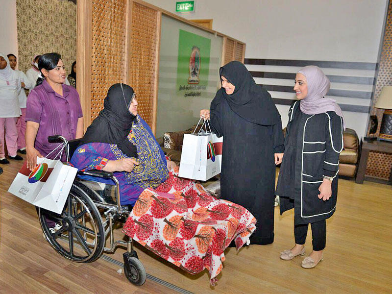 جانب من حملة حولي لتوزيع الهدايا على المسنين