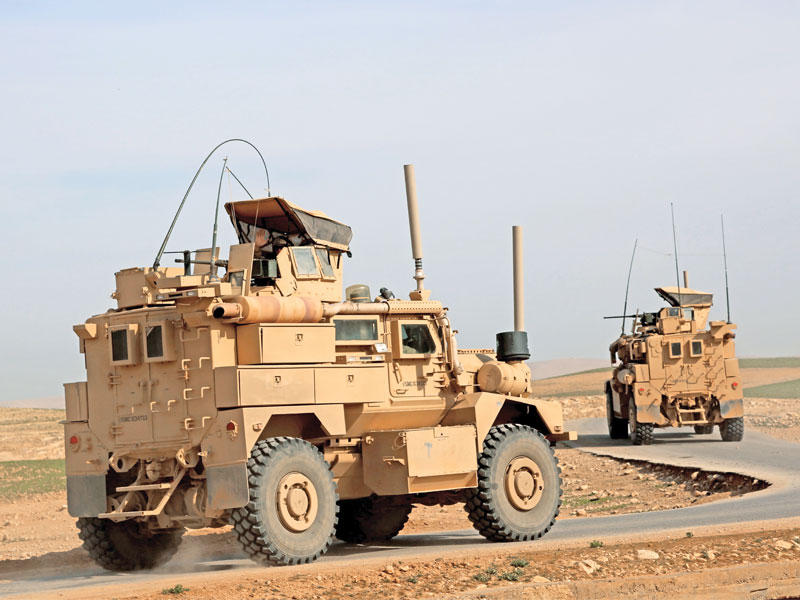 رتل مدرعات أميركية على طريق الرقة أمس  (أ ف ب)