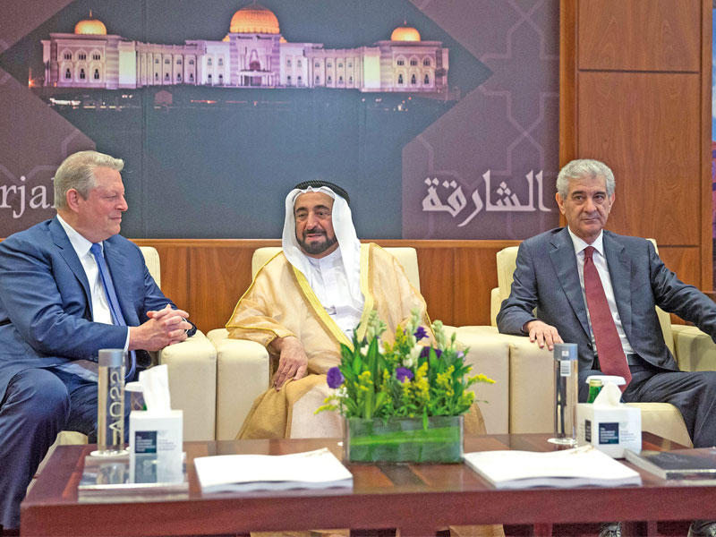 حاكم الشارقة الشيخ سلطان بن محمد القاسمي يتوسط آل غور وعلي أحمدوف نائب رئيس وزراء أذربيجان