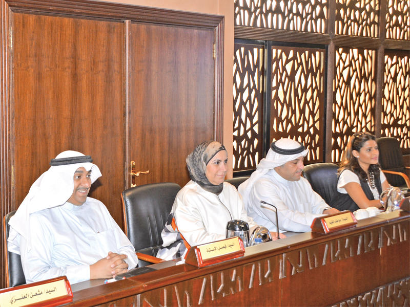 جانب من اجتماع مناقشة مشروع القواعد الجوية