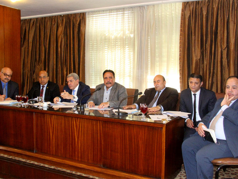 وزير المالية عمر الجرحي مجتمعاً بأعضاء لجنة القوى العاملة بمقر مجلس النواب وسط القاهرة أمسt(الجريدة)