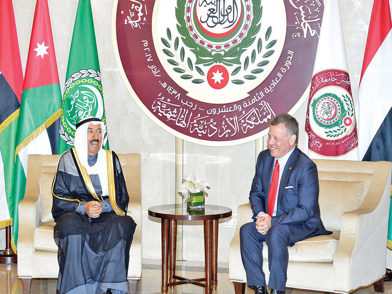 سمو الأمير لدى وصوله أمس... وفي استقباله الملك عبدالله الثاني