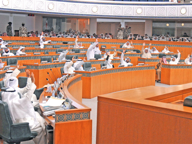 موافقة برفع الأيدي في جلسة أمسt(تصوير عبدالله الخلف)