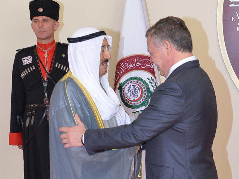 سمو امير البلاد الشيخ صباح الأحمد أثناء وصوله إلى القمة وفي إستقباله ملك الأردن عبد الله الثاني.