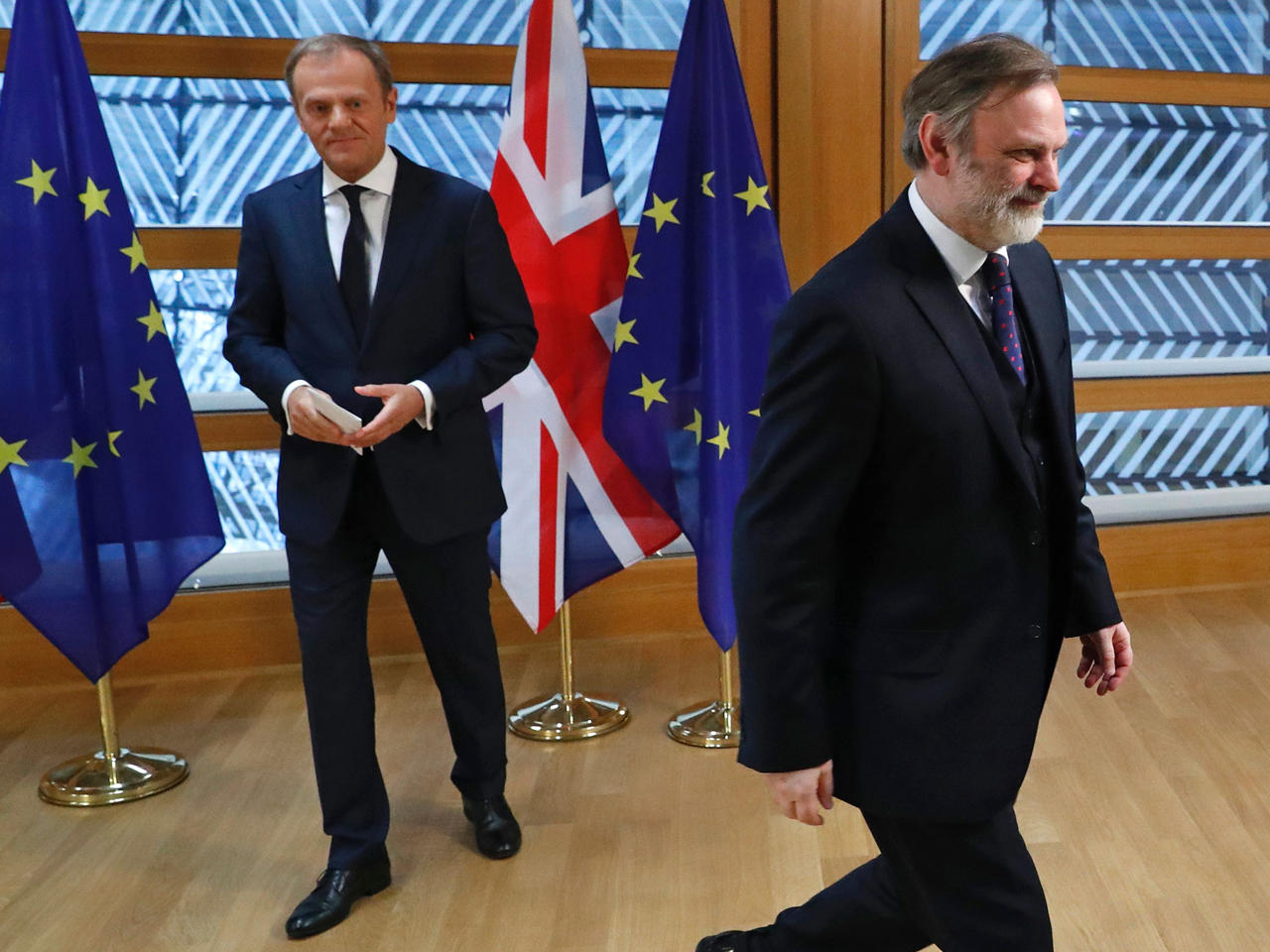 سفير بريطانيا لدى الاتحاد الأوروبي تيم بارو يمضي بعيداً بعد أن سلّم رئيس المجلس الأوروبي دونالد تاسك إشعار رئيس الوزراء البريطاني رسمياً بعزم المملكة المتحدة على مغادرة الاتحاد الأوروبي.