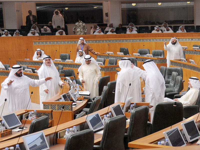 سجال حماد مع عدد من النواب أمس يرفع الجلسة ربع ساعة في بدايتها (تصوير عبدالله الخلف)