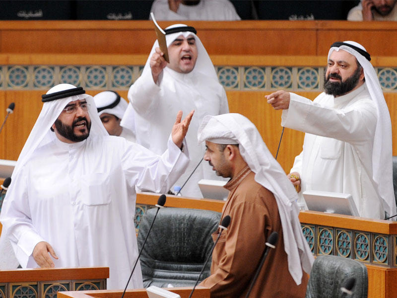 الطبطبائي متحدثاً في الجلسة