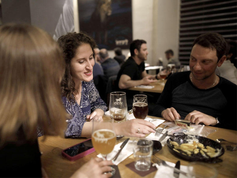 الإسرائيليون في حانة ليبيرا بريويري في مدينة حيفا