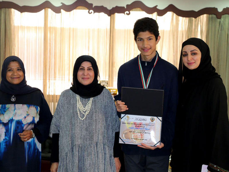  الوكيلة المساعدة للتعليم العام فاطمة الكندري مع  الفائزين في أولمبياد العلومn