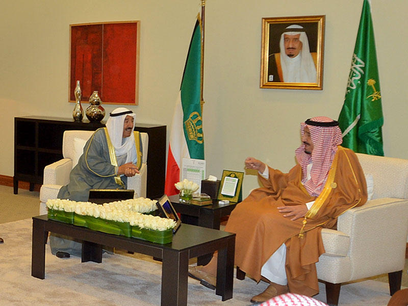 صاحب السمو يزور الملك سلمان 
