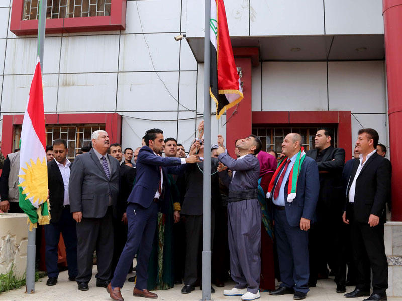 مجلس المحافظين الكردستانيين برفع الأعلام العراقية والكردية على مبنى حكومي في مدينة كركوك