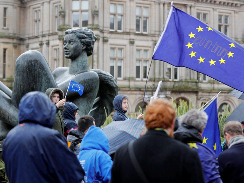 المتظاهرون يلوحون بأعلام الاتحاد الأوروبي خلال مظاهرة مناهضة لخروج بريطانيا من الاتحاد الأوروبي بعد أن أثارت رئيس الوزراء البريطاني تيريزا ماي العملية التي ستغادر المملكة المتحدة الاتحاد الأوروبي