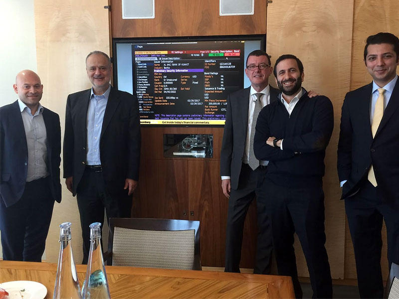 العقاد وجرانت جاكسون مع كبار مسؤولي البنوك المشاركة في الطرح