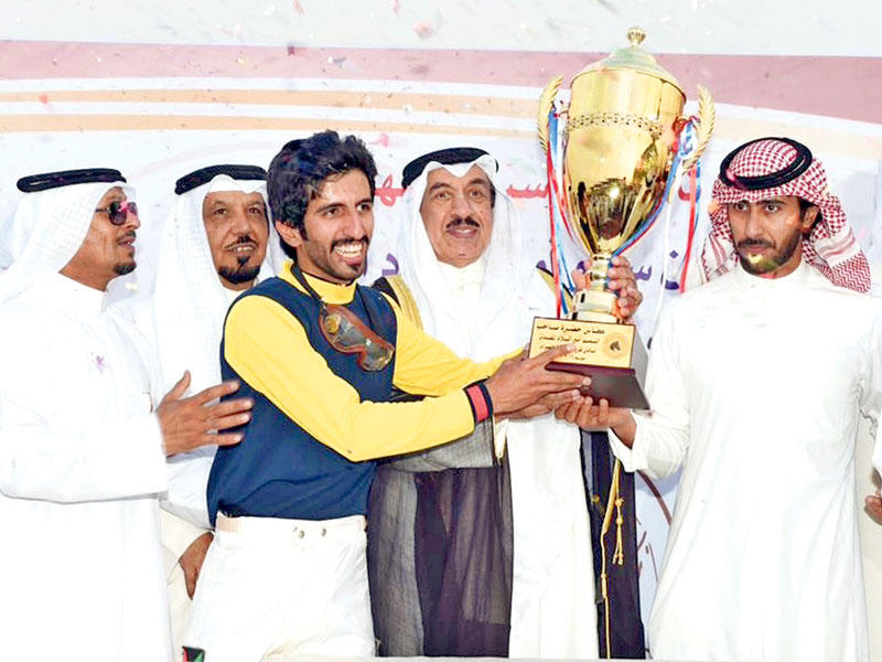 عبدالله العجمي مالك الجواد (متبسم) يحتفل بالكأس