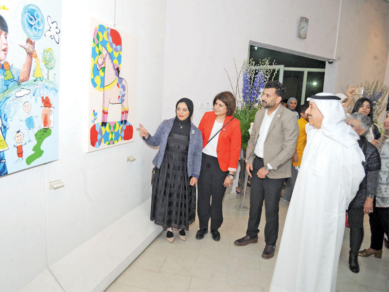 عبدالرسول سلمان ومنال المطر  وميثم حسين أثناء الجولة في المعرض