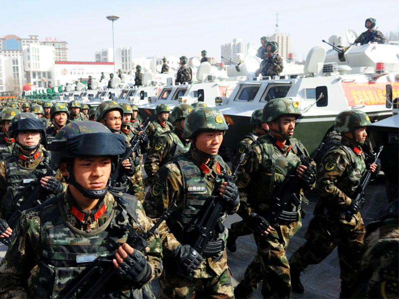 رجال الشرطة العسكرية يقفون في التشكيلة وهم يشاركون في تجمع اليمين ضد الإرهاب