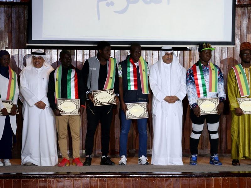 الفارس متوسطاً المقصيد وطلبة المنح