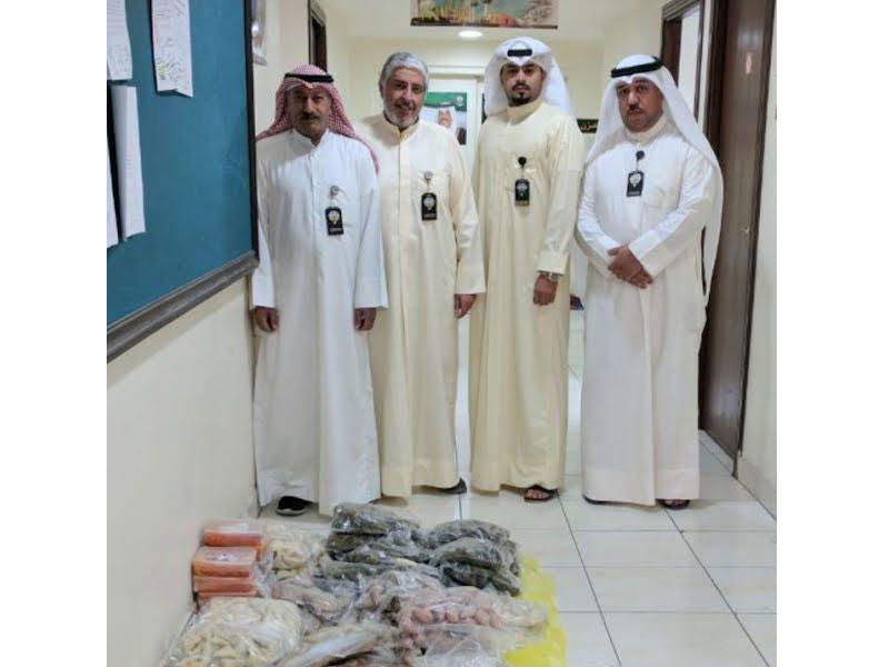 فريق البلدية خلال ضبط الأغذية