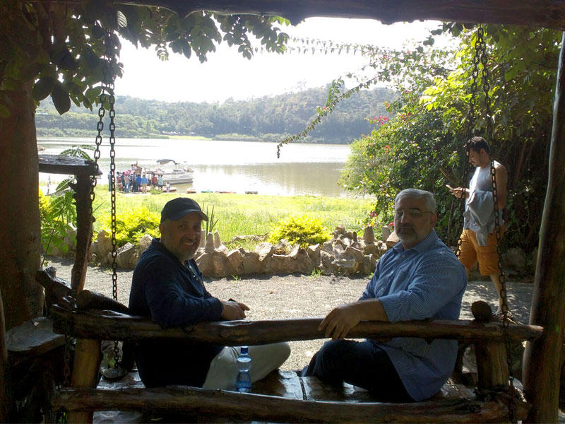 لقطة مع الزميل صلاح السيف في جلسة جميلة أمام بحيرة كوريفتو الرائعة العام الماضي