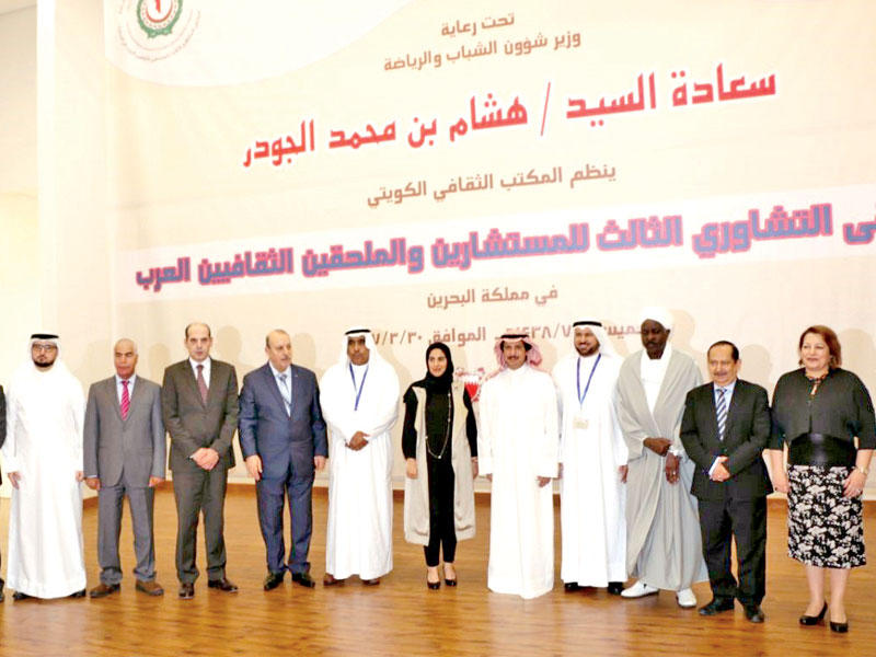 السفير عزام الصباح متوسطاً رؤساء الملاحق الثقافية 