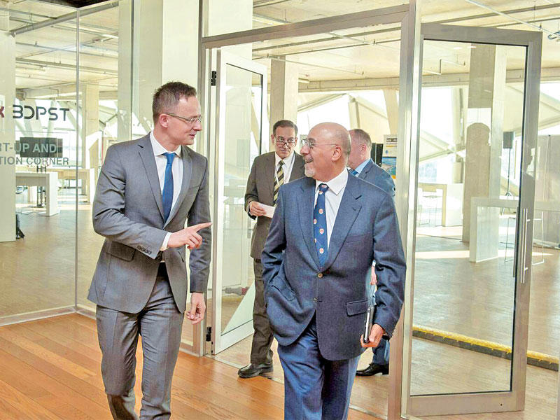 محمد الصباح مع وزير الخارجية الهنغاري بيتر سيارتو