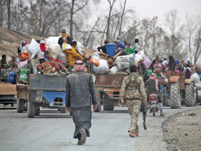 حشود تفر من الرقة في اتجاه مواقع الأكراد أمس الأول (إي بي إيه)