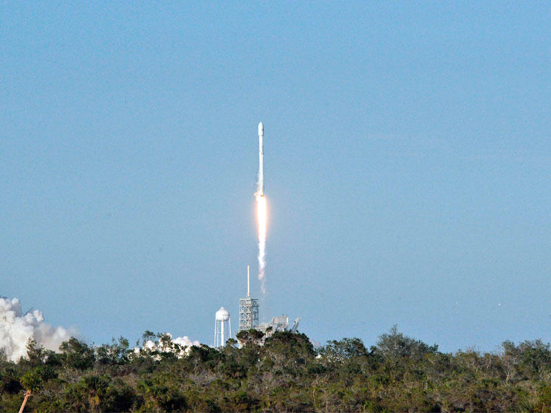  صاروخ فالكون 9 من سباس اكس يرفع من مجمع 39A إطلاق الفضاء في مركز كينيدي للفضاء