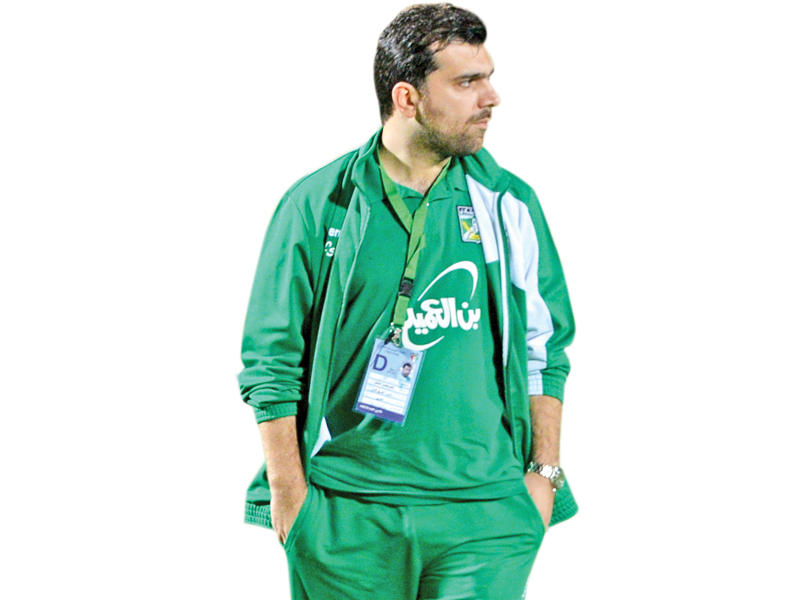 مساعد مدرب الفريق الأول لكرة القدم بالنادي العربي ميثم الشطي