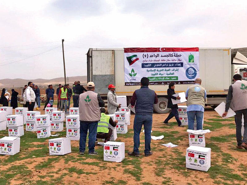 جانب من توزيع المساعدات على اللاجئين السوريين في «شانلي أورفا» التركيةn