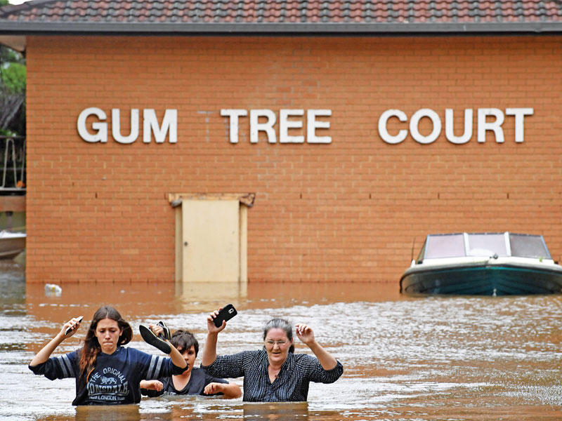 عائلة أسترالية تعبر أحد شوارع ليزمور أمس (إي بي إيه)n