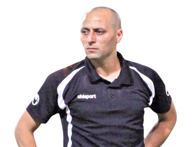  مدرب الفريق الأول لكرة القدم بنادي الفحيحيل التونسي حاتم المؤدب