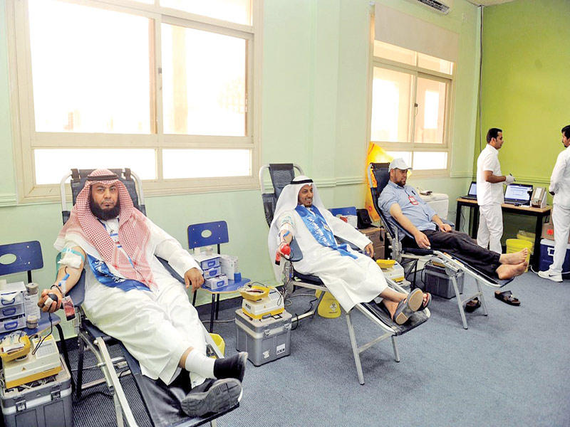 جانب من حملة التبرع بالدم في المعهد الديني