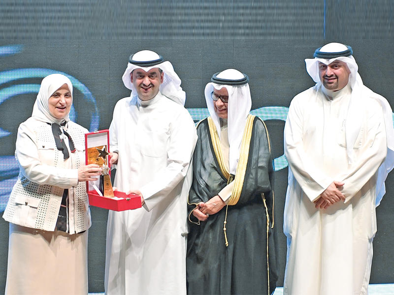 الخشتي متسلماً جائزة شخصية العام 2016